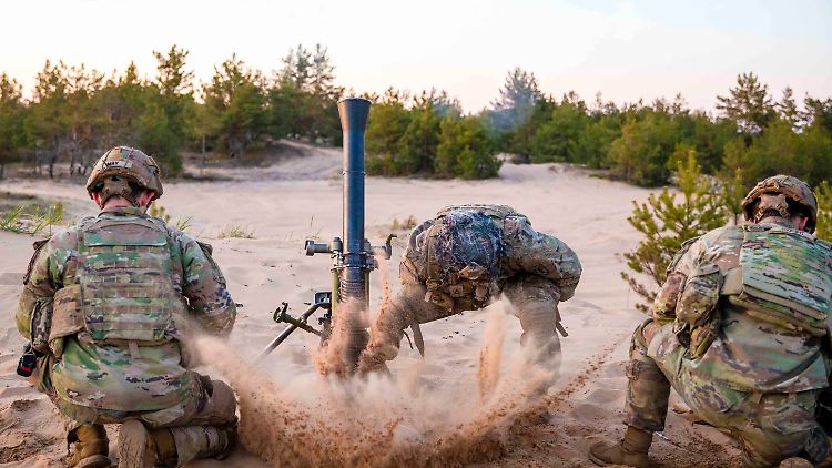US-Fallschirmjäger feuern bei einer Übung in Lettland ihren Mörser ab.