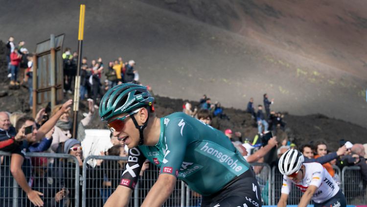 Kämna bezwingt beim Giro den Ätna. 