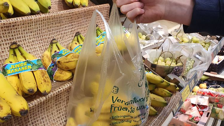 Viele Deutsche müssen beim Einkauf sparen.