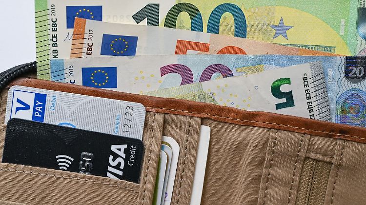 Viele Eurobanknoten stecken in einer Geldbörse.