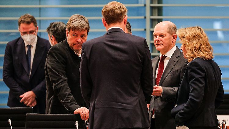 Robert Habeck (v.l.), Christian Lindner, Olaf Scholz und Steffi Lemke diskutieren im Dezember 2021 ... das Verbrenner-Aus?