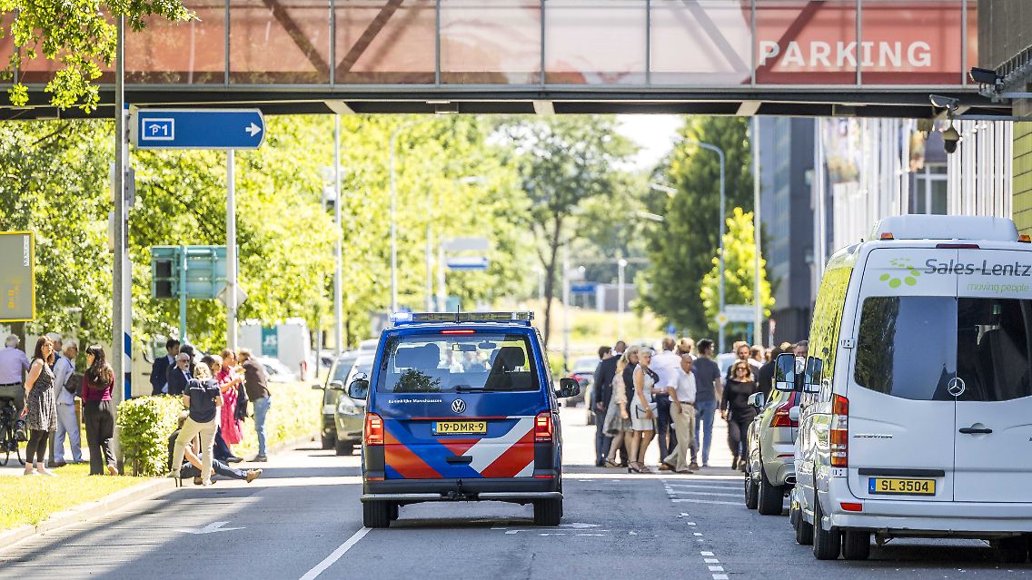Die Polizei vor dem Gebäude der Kunstmesse.