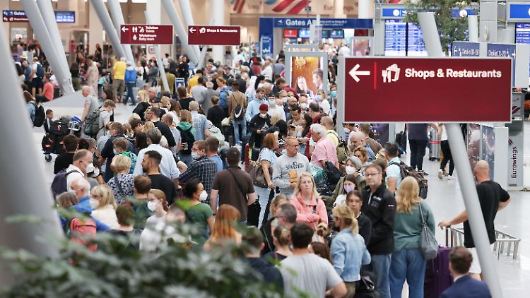 Die Warteschlangen an Flughäfen, wie hier in Düsseldorf, sind enorm lang.