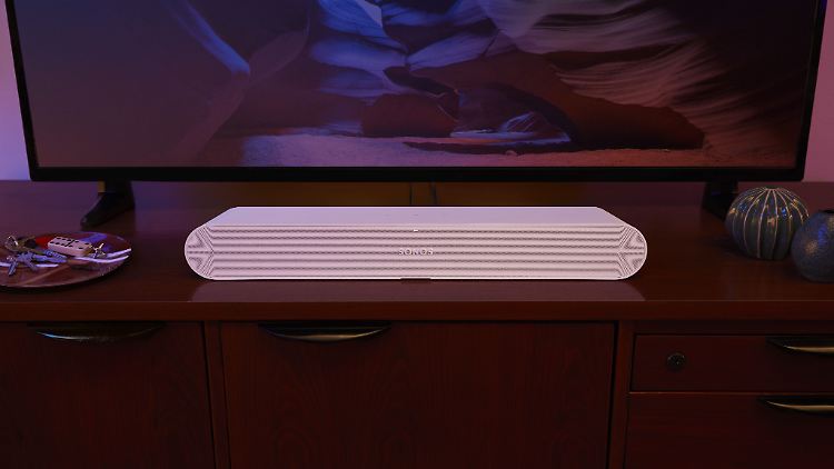Die Sonos Ray unter einem 50-Zoll-Fernseher. 