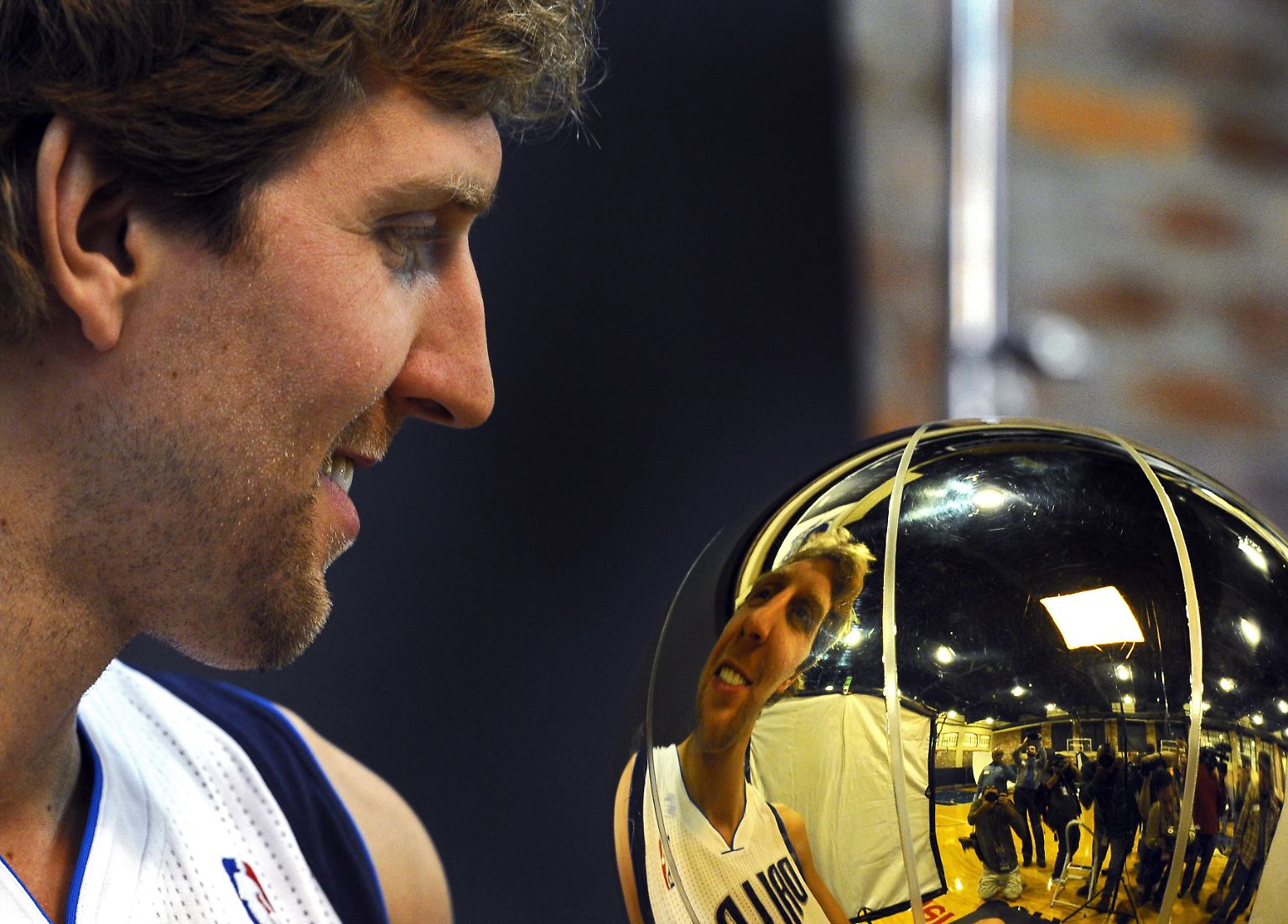 Ob Dirk Nowitzki in diesem Moment schon realisiert, wie legendär dieser Gewinn ist? Wohl nicht in dem Ausmaß.