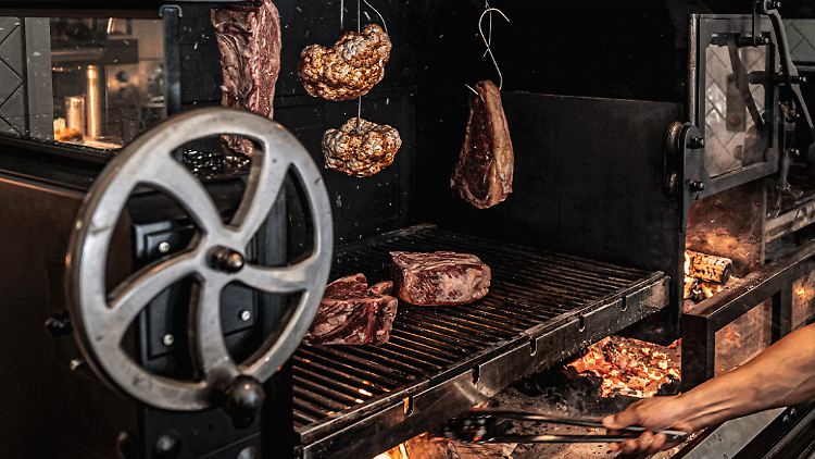Der Grill hat seinen Logenplatz verdient, findet der schlemmende Autor.