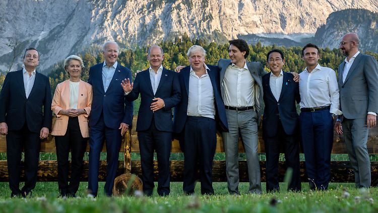 Auch das bleibt vom Gipfel: Die Vertreter der G7 sowie der EU posieren vor der Bank, auf der vor Jahren Kanzlerin Merkel und US-Präsident Obama Platz nahmen.