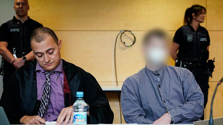 Der Hauptbeschuldigte sitzt zum Prozessauftakt vor einer Woche neben seinem Anwalt. Nun gab er eine persönliche Erklärung zu den Vorgängen in Kusel ab. 