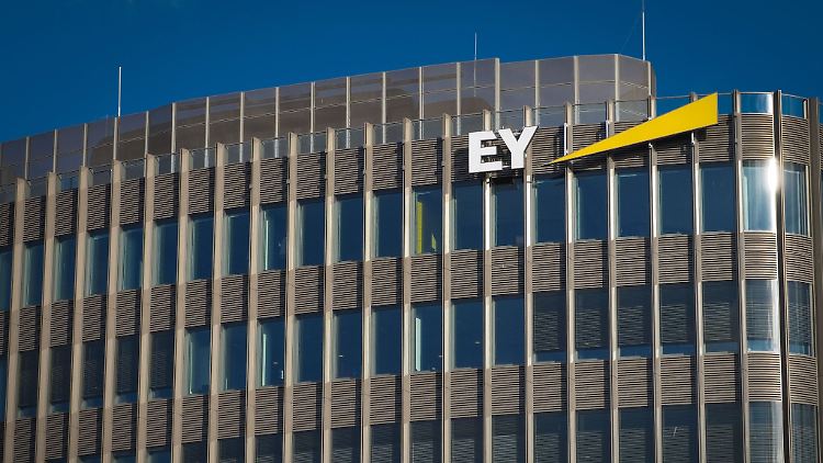 EY gehört mit einem Umsatz von 45,4 Milliarden Dollar neben KPMG, Deloitte und PwC zu den "Big Four" der Wirtschaftsprüfungs-Gesellschaften.