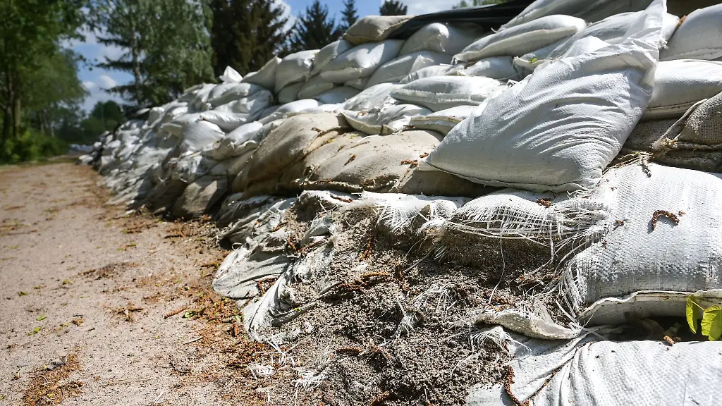 Im-Landkreis-Mansfeld-Suedharz-sind-die-letzten-Sandsaecke-nach-dem-Hochwasser-im-Winter-weggeraeumt-worden