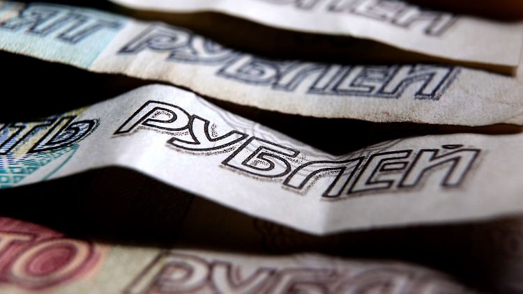 Die bisherigen Versuche der russischen Notenbank mit Zinserhöhungen, Kapitalverkehrsbeschränkungen und Interventionen die Landeswährung zu stützen, liefen weitgehend ins Leere.