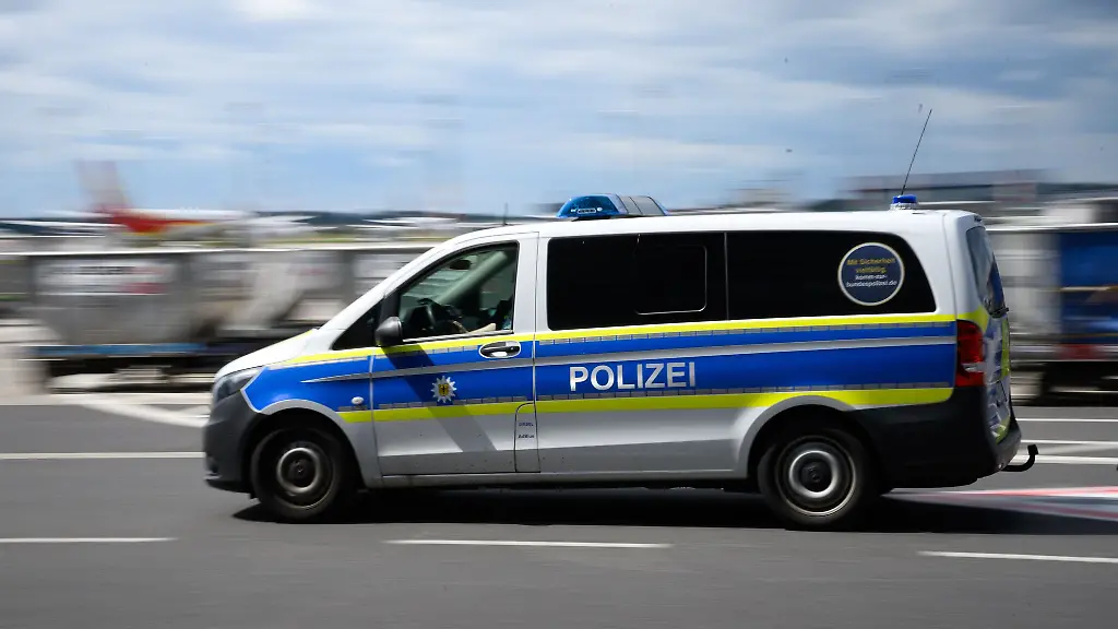 Ein-Mann-soll-in-einem-Regionalzug-auf-dem-Weg-zum-BER-mehrere-Reisende-mit-dem-Messer-bedroht-haben