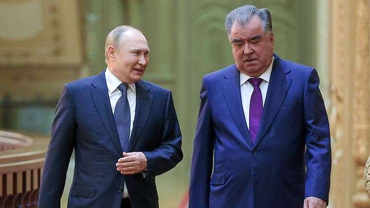 Zum Auftakt seiner Auslandsreise traf er in der Ex-Sowjetrepublik Tadschikistan den Präsidenten Emomali Rachmon.