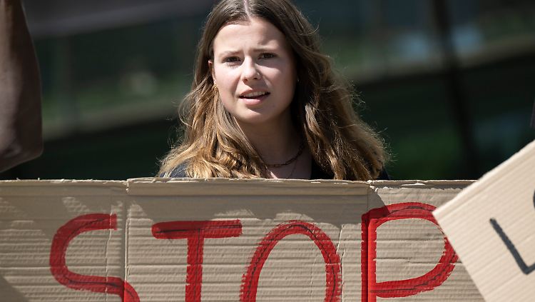 "Fossile Energien stärken Autokraten, sie gefährden die Demokratie", sagt Neubauer.
