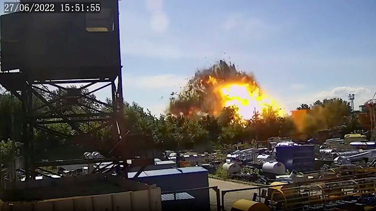 Bilder einer Überwachungskamera zeigen den Moment des Einschlags einer russischen Rakete in das Einkaufszentrum in Krementschuk.