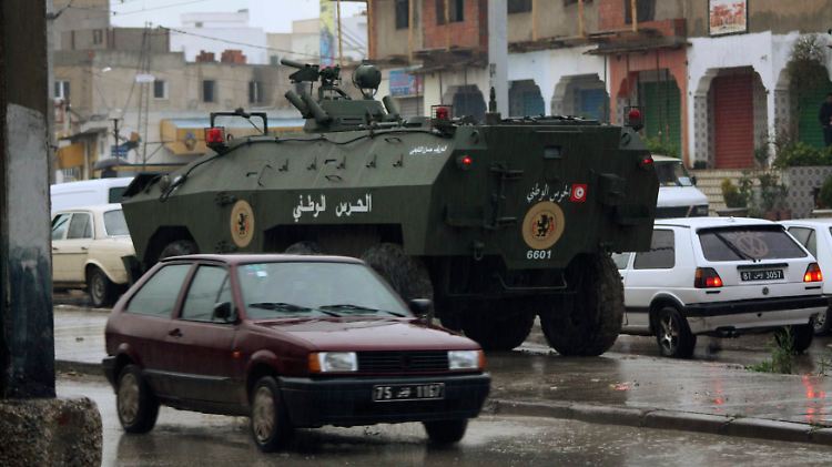 Militärfahrzeuge auf den Straßen von Tunis.