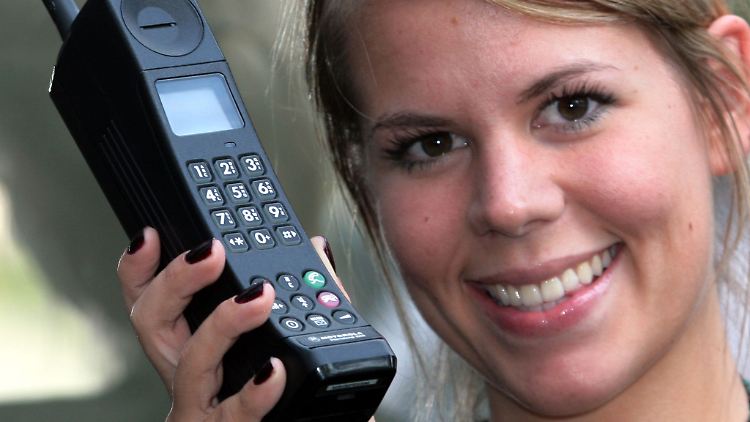 Die ersten Mobiltelefone waren noch so schwer wie ein Vollkornbrot.