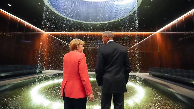Die Altkanzlerin und der Ex-Präsident im Zwiegespräch - womöglich über die Frage, was Kunst ist.