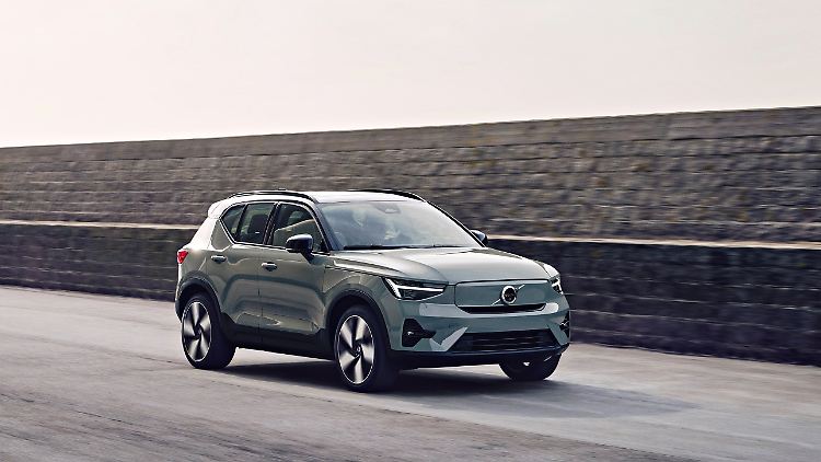 Für das kommende Modelljahr 2023 hat sich der XC40 Recharge noch etwas mehr herausgeputzt. Auch, um seine Eigenständigkeit noch deutlicher zu machen.
