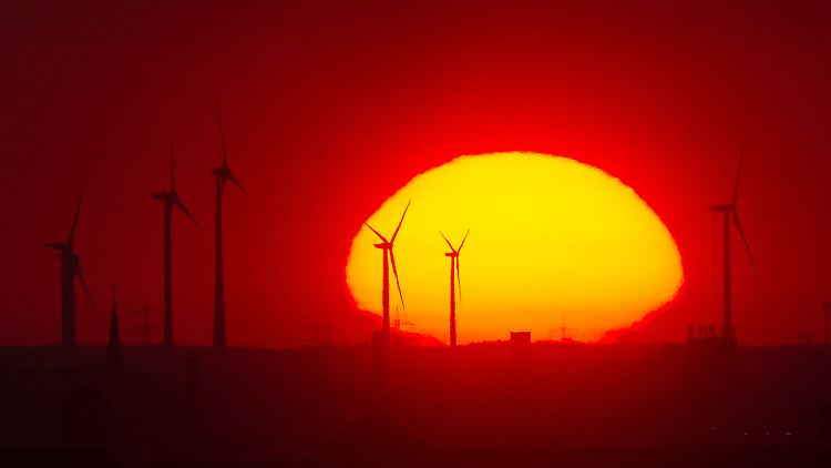 Am Autobahndreieck Pankow stehen die bisher einzigen sechs Berliner Windräder. Dem Ausblick schaden sie nicht.