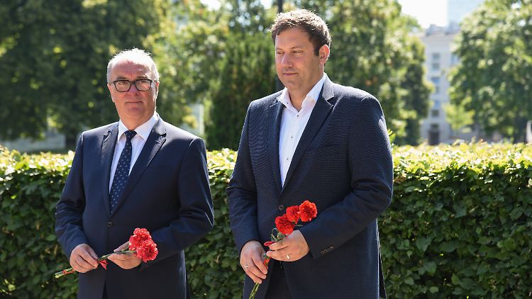 Lars Klingbeil und sein polnischer Parteifreund Wlodzimierz Czarzasty am Ehrenmal zum Gedenken an den Aufstand im Warschauer Ghetto. Czarzasty lobt Klingbeil zwar, fordert aber auch, dass die SPD ihre Ankündigungen umsetzt.
