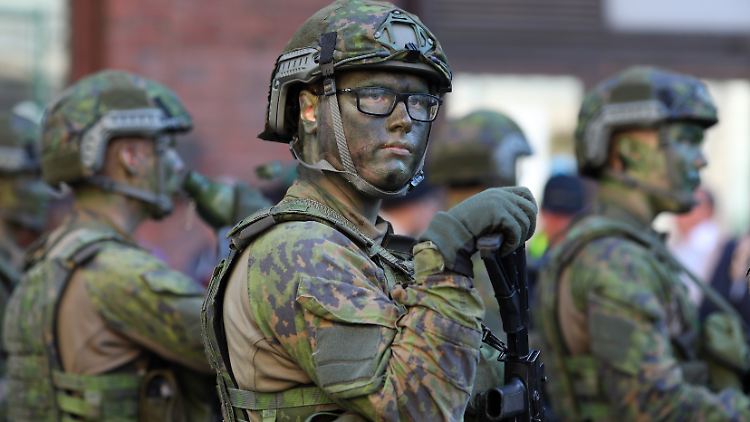Finnische Soldaten dürften bald in NATO-Kontingente entsandt werden. Mit dem Start des Aufnahmeverfahrens ist der erste Schritt dazu gemacht. 