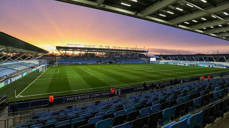 Idyllisch sieht das Academy Stadium von Manchester City aus, aber eben auch extrem klein.