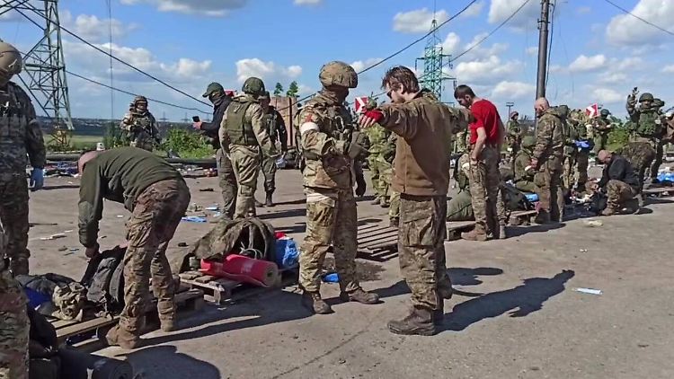 Ukrainische Kämpfer aus dem Stahlwerk Asowstal ergeben sich nach monatelangen Kämpfen.