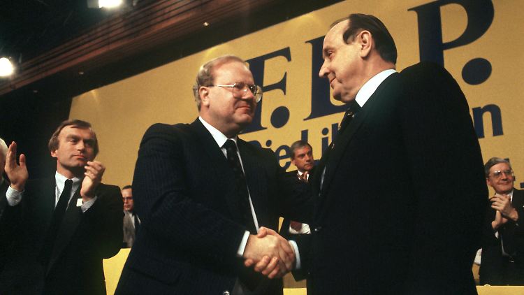 Ein Bild von 1985: Der neue FDP-Vorsitzende Martin Bangemann (Mitte) wird von seinem Vorgänger Hans-Dietrich Genscher beglückwünscht.