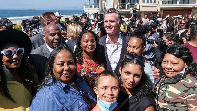 Der Gouverneur Kaliforniens Gavin Newsom (Bildmitte) unterschrieb 2021 das "Bruce's Beach Bill", das es der Familie der enteigneten Besitzer erleichtern sollte, wieder an ihren Besitz zu gelangen. Mit Erfolg. 