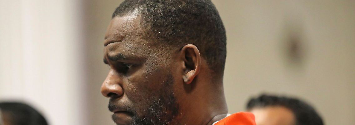 US-Sänger R. Kelly erscheint während einer Anhörung in Chicago.