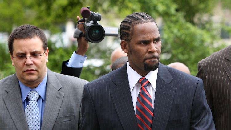 In einem Missbrauchsprozess in New York ist nun ein Strafmaß gegen R Kelly verkündet worden.
