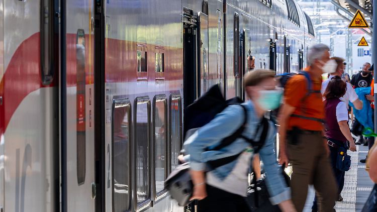 Insbesondere auf den touristischen Strecken waren Busse und Bahnen voll - Straßen wurden jedoch entlastet.