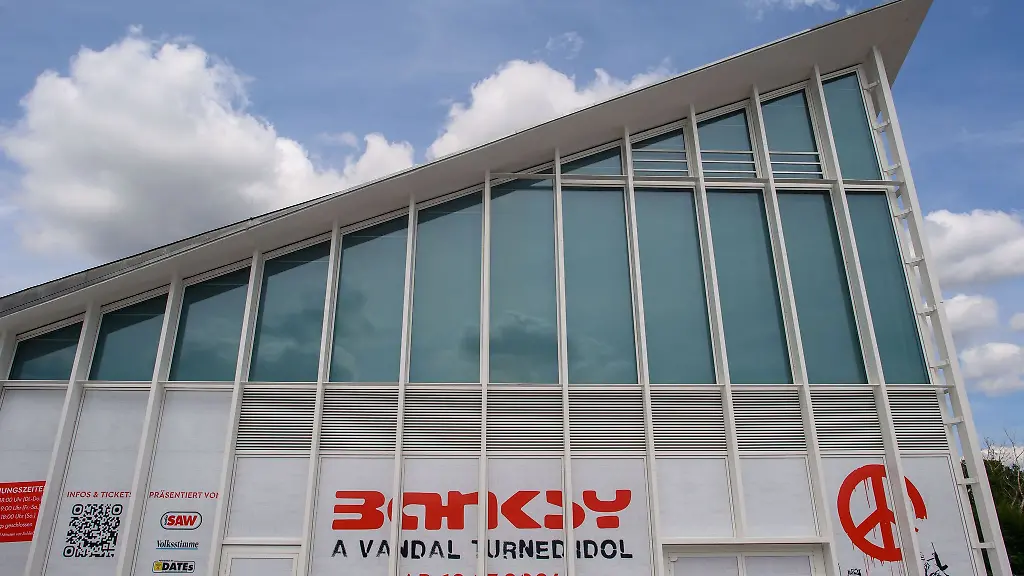 In-der-Magdeburger-Hyparschale-ist-bis-November-eine-Banksy-Ausstellung-zu-sehen