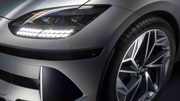 Mit den vielen Lichtpunkten in den Frontscheinwerfern des Hyundai Ioniq 6 gibt es verschiedene Möglichkeiten für animierte Lichtsequenzen.