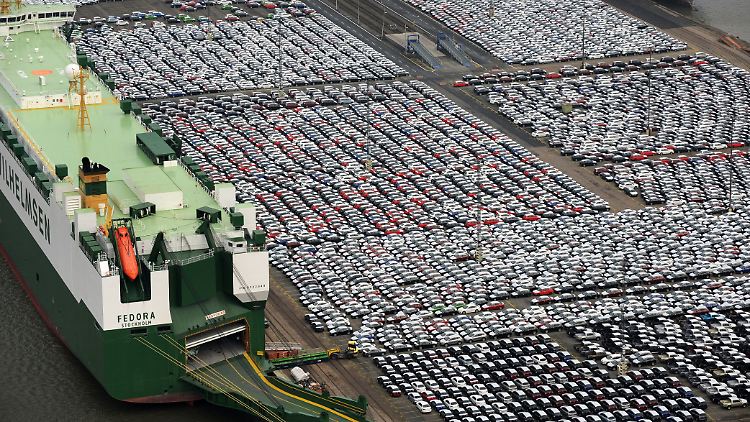 Ein Riesengeschäft: Mehr als die Hälfte der in Deutschland gebauten Autos gehen in den Export. Nicht wenige kommen auf Umwegen wieder zurück.