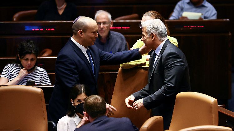 Für die Zeit bis zu den Neuwahlen übernimmt Außenminister Jair Lapid (r.) das Amt des Ministerpräsidenten von Naftali Bennett (l.).