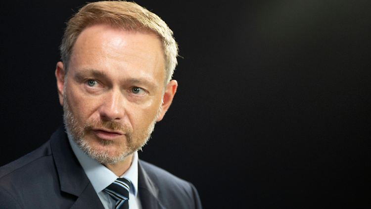 Christian Lindner pocht darauf, dass im Haushalt 2023 die Schuldenbremse wieder greifen müsse.