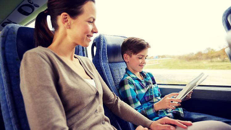 Hilfreich gegen Reisekrankheit können ablenkende Spiele, Musikhören und regelmäßige Pausen sein.
