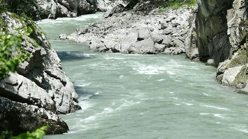 Umweltschuetzer-wollen-gegen-das-geplante-Wasserkraftwerk-an-der-Salzach-demonstrieren