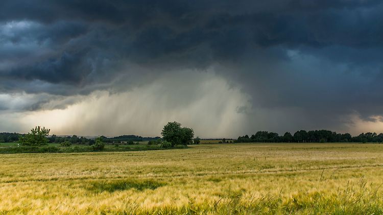 Eine sogenannte Superzelle ist 2018 in der Nähe von Freiberg (Sachsen) zu sehen.