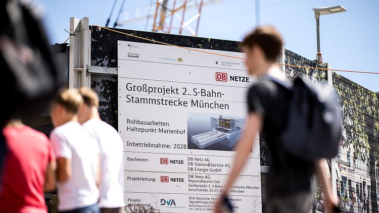 Geplante Inbetriebnahme 2028, steht auf dem Baustellenschild am Münchner Marienplatz. Es könnte fast zehn Jahre länger dauern.