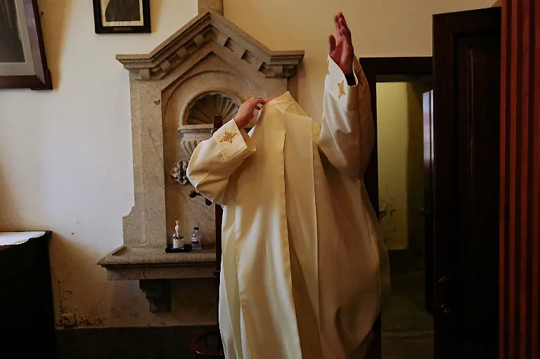 2024-07-13T220852Z-831384452-RC2CU8AIZ8W5-RTRMADP-3-PORTUGAL-PRIEST-DJ