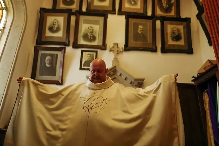 2024-07-13T140452Z-1926174800-RC2CU8A54UHN-RTRMADP-3-PORTUGAL-PRIEST-DJ