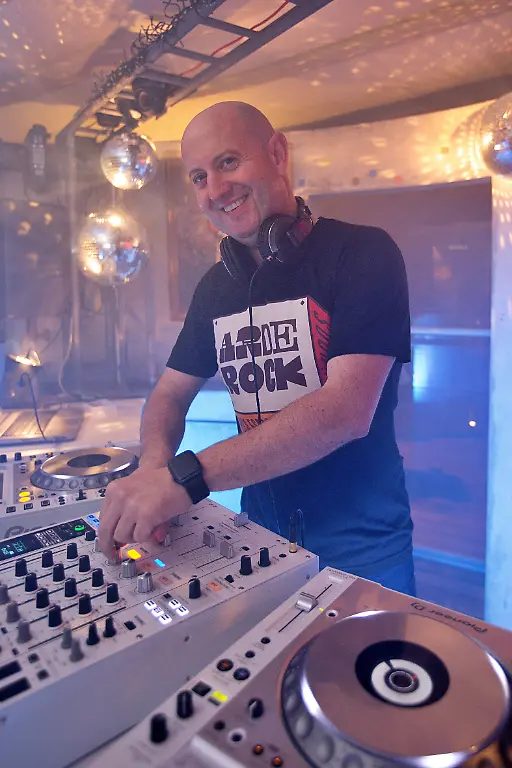 2020-04-07T000000Z-1858173881-RC2IZF9EK1N5-RTRMADP-3-HEALTH-CORONAVIRUS-PORTUGAL-PRIEST