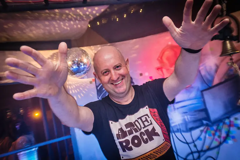 2020-04-07T000000Z-105588127-RC2IZF9X8BII-RTRMADP-3-HEALTH-CORONAVIRUS-PORTUGAL-PRIEST