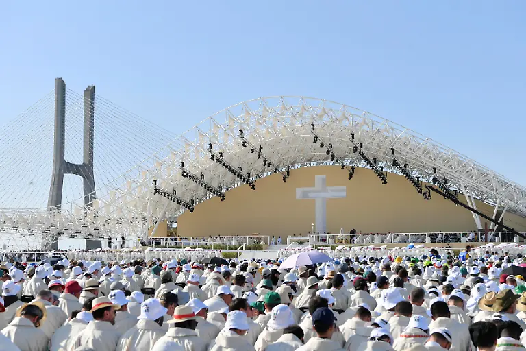 2023-08-06T102712Z-947792409-RC28I2AEO9PN-RTRMADP-3-PORTUGAL-POPE-MASS