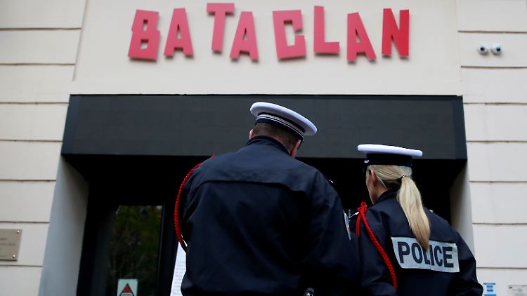2015 verübten Attentäter mehrere Anschläge im Konzertsaal Bataclan, in Pariser Straßencafés und am Stade de France.