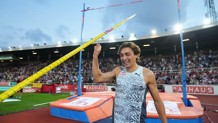 Armand Duplantis hat Spaß an der Arbeit.