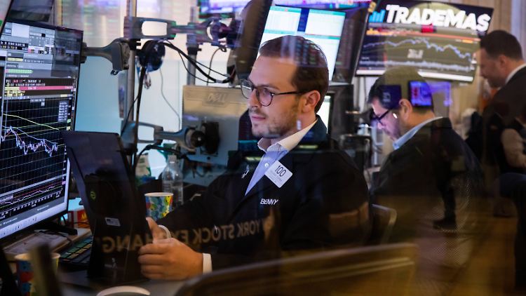 Auch die veröffentlichten US-Konjunkturdaten trugen an der Wall Street nicht zur Entspannung bei.